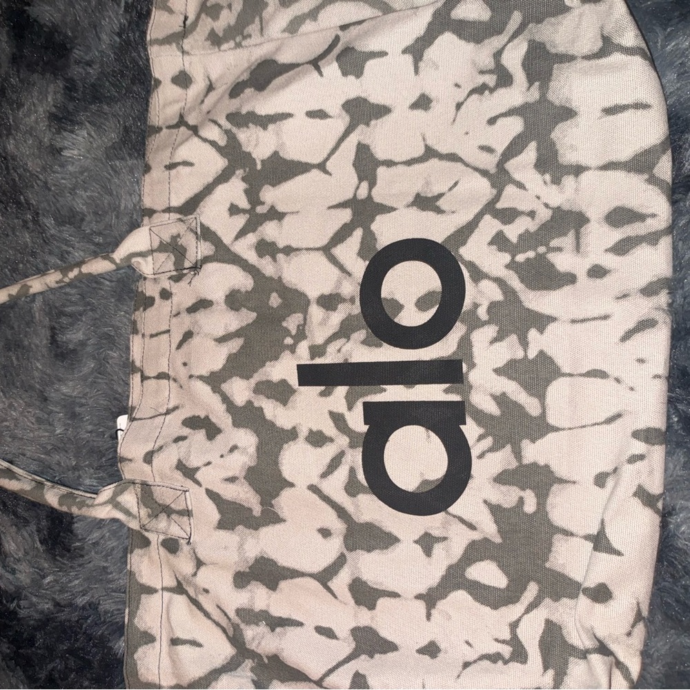 Alo Patterned Tote Bag - Picture 3 of 3